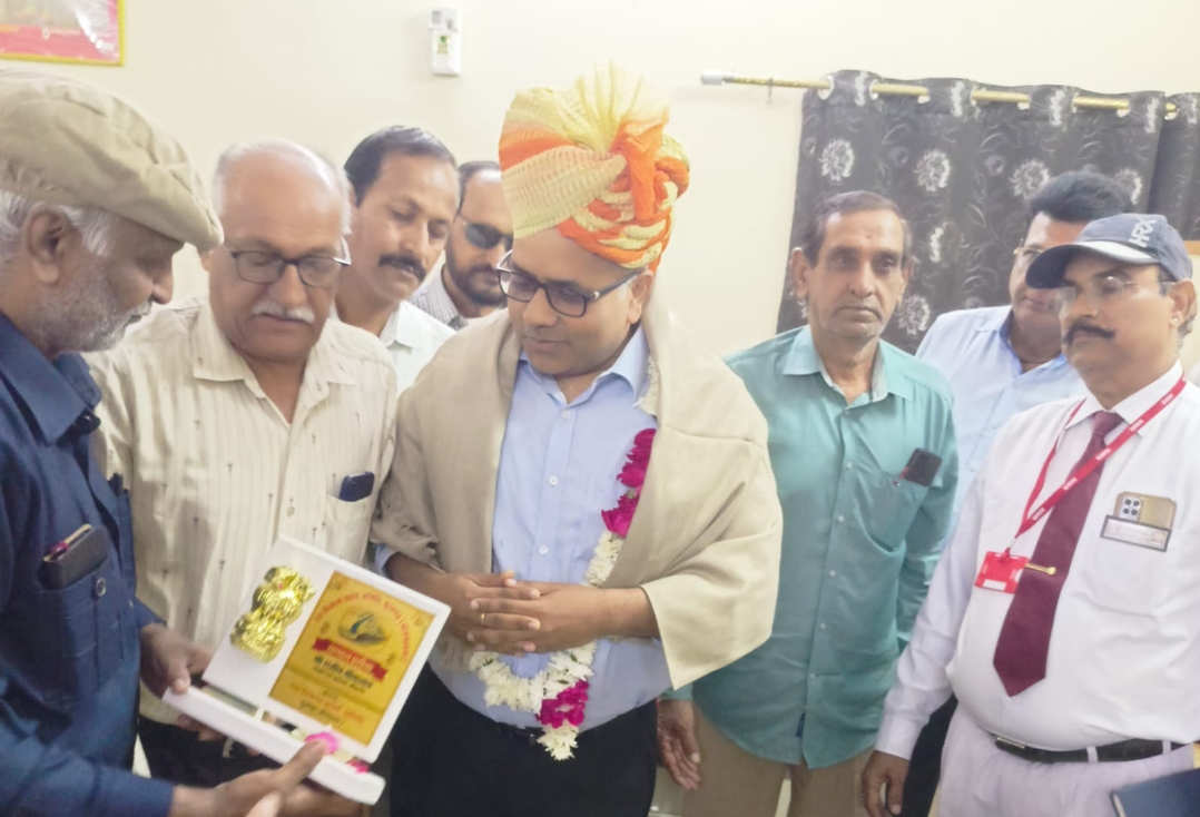 स्टेशन पर दो लिफ्ट स्वीकृत करने पर रेल संघर्ष समिति ने मंडल प्रबंधक का स्वागत