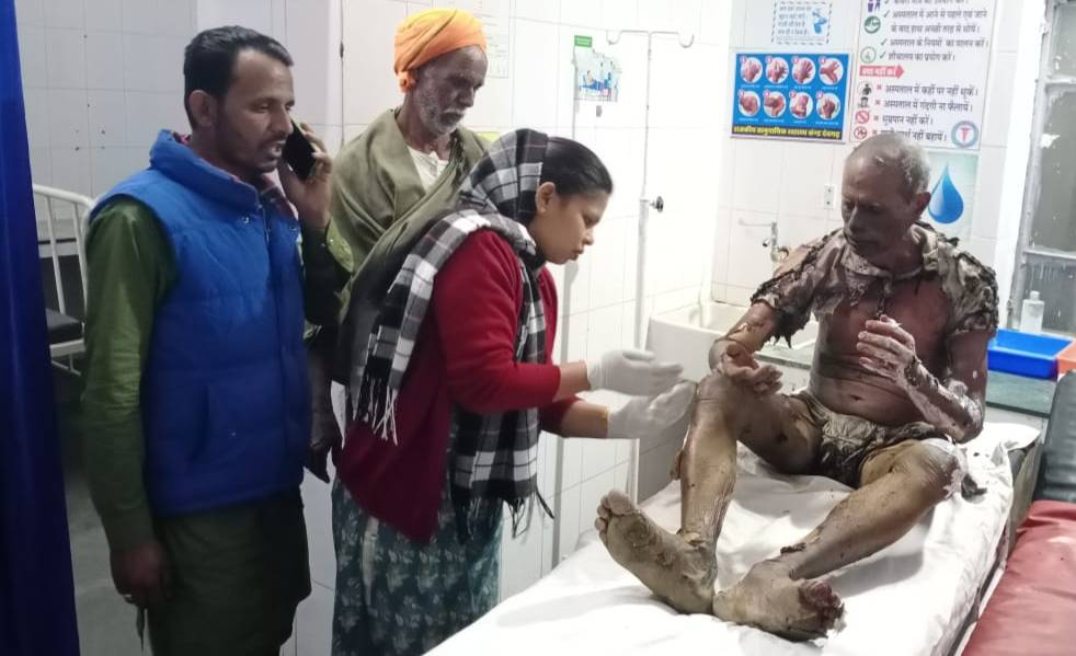 पुजारी को जिंदा जलाने की कोशिश,पेट्रोल बम फेंका