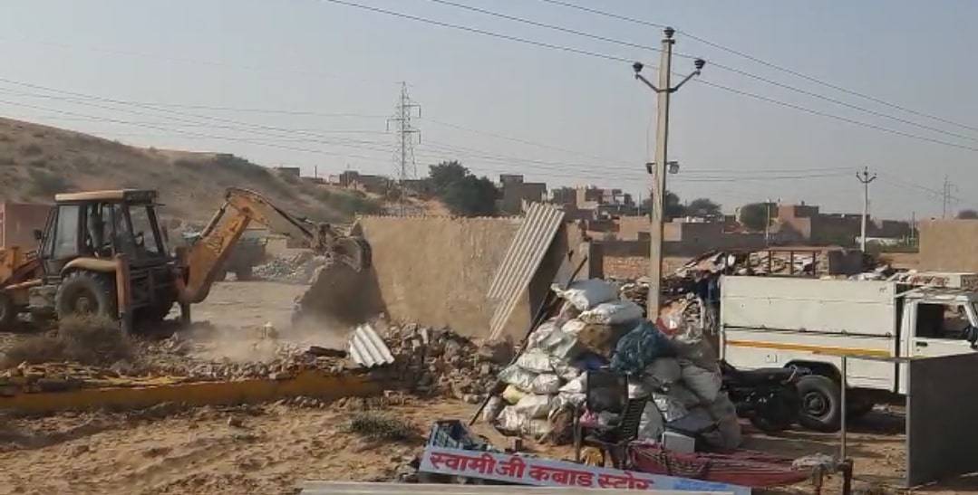 निज़ाम की खिसकती दीवारें और अतिक्रमण टूटने से निकलती चीखों की चर्चा