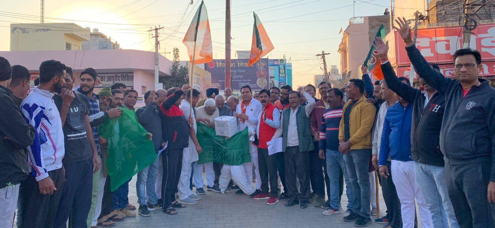 युवा मोर्चा ने फूंका पाकिस्तान के विदेश मंत्री का पुतला, किया विरोध प्रदर्शन