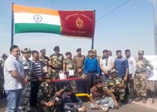 पाक की नापाक करतूत को बीएसएफ ने किया नाकाम, तस्कर व 2.6 किलो हेरोइन पकड़ी