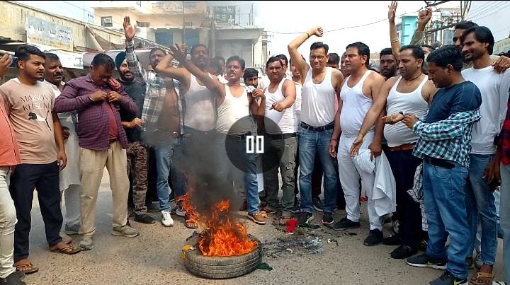 सूरतगढ़ में बाजार बंद कर टायर जलाये,नेताओं का हुआ विरोध