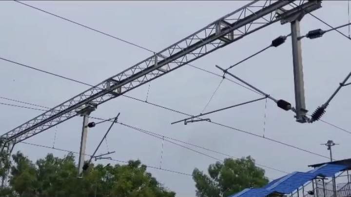 स्टेशन की इलेक्ट्रिक लाइन पर गिरी आकाशीय बिजली