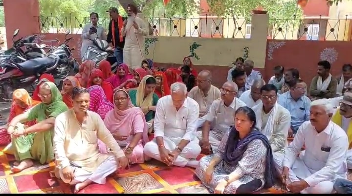 बिजली कटौती और बढ़ी दरों के विरोध में भाजपा का धरना, संभाग प्रभारी, जिलाध्यक्ष और विधायक ने साधा निशाना