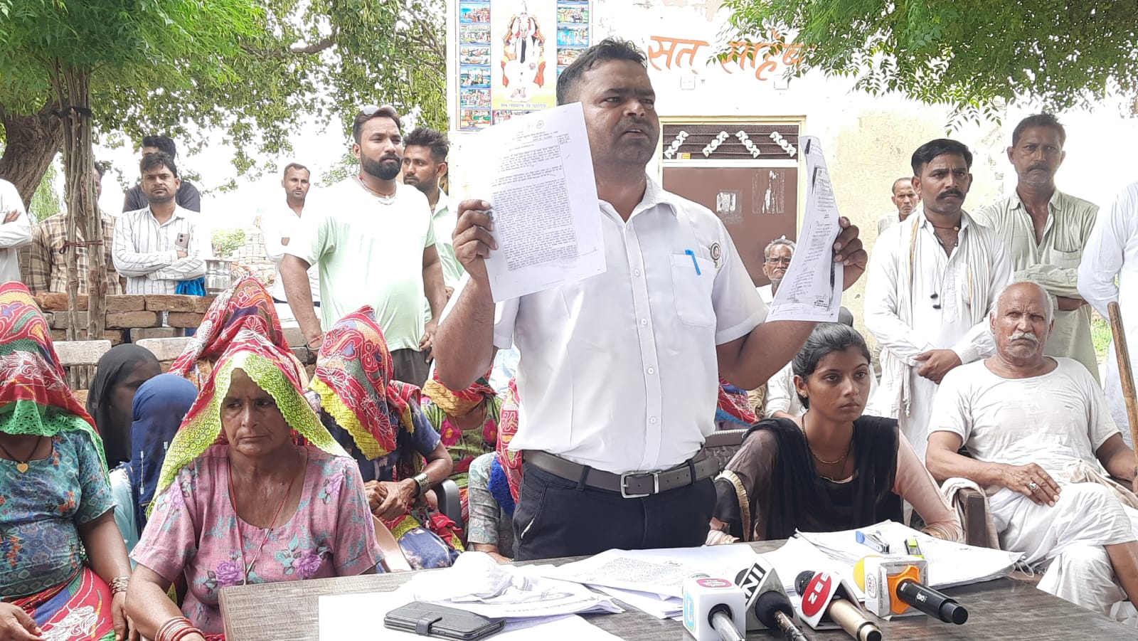 सरपंच पपली देवी की प्रैस वार्ता, सरपंच पुत्र ने कहा : परेशान होकर दिया इस्तीफा